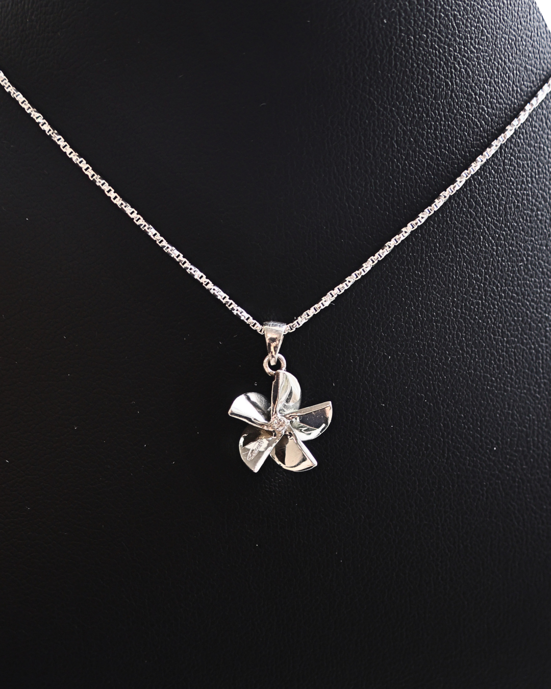 Petite Single Diamond Hering Propeller featuring an 16-inch chain