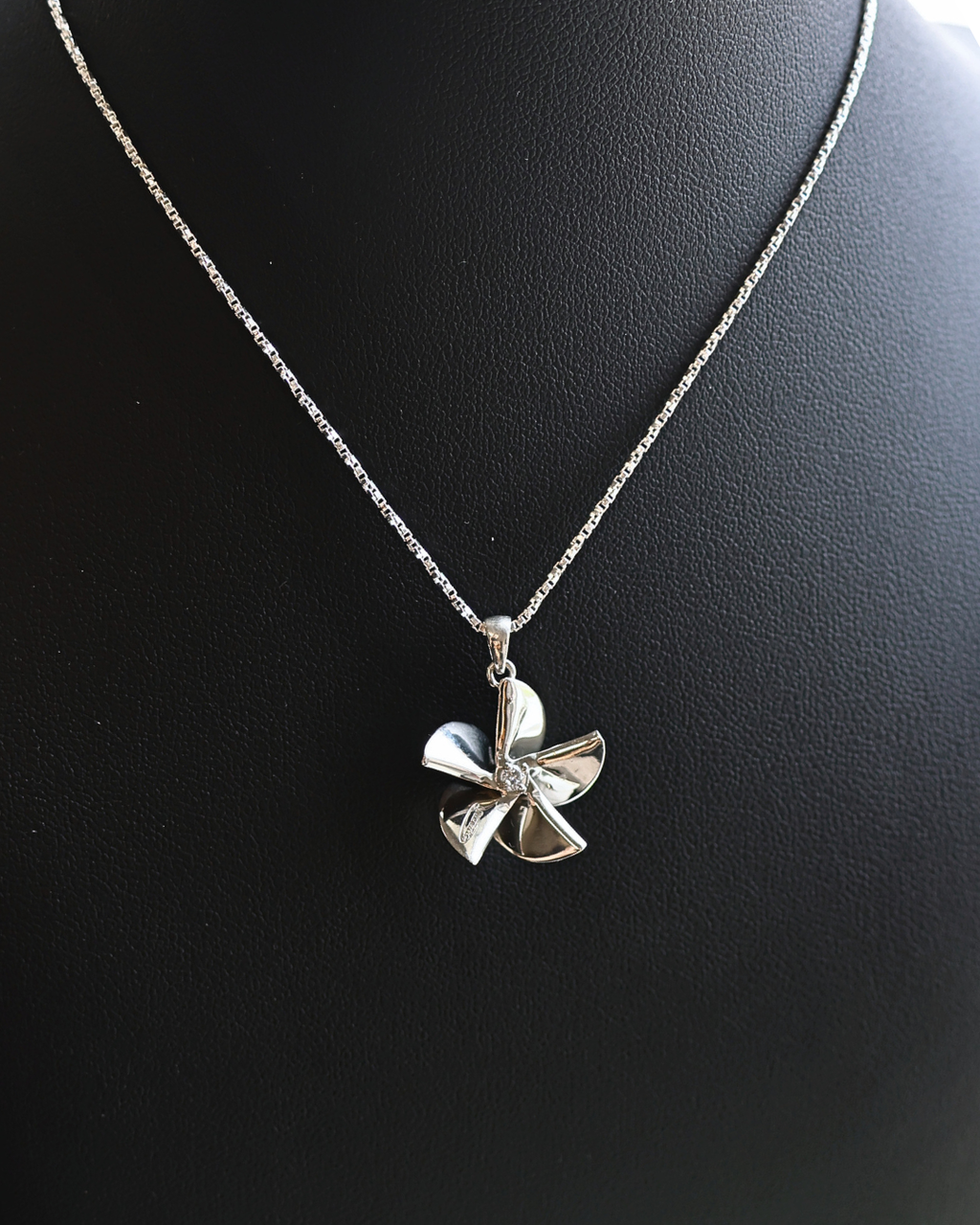Small Single Diamond Hering Propeller featuring an 18-inch chain