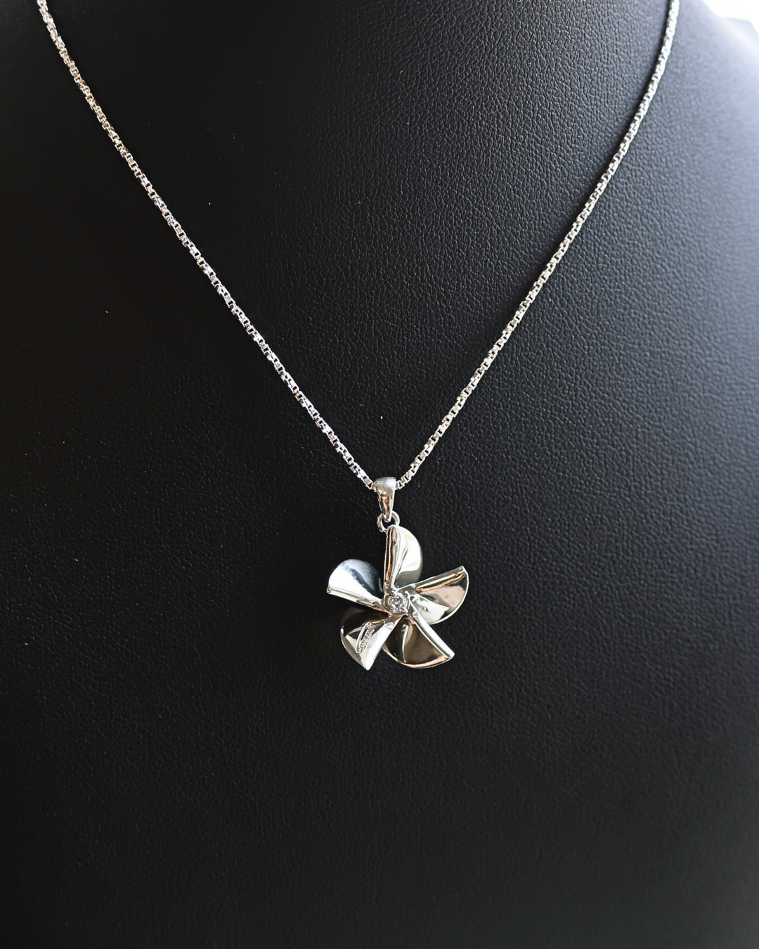 Small Single Diamond Hering Propeller featuring an 18-inch chain