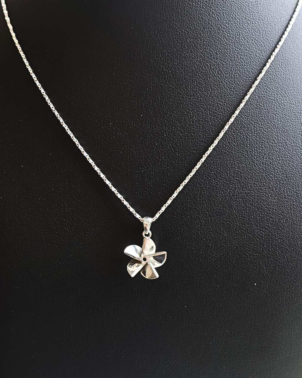 Petite Hering Propeller featuring an 16-inch chain