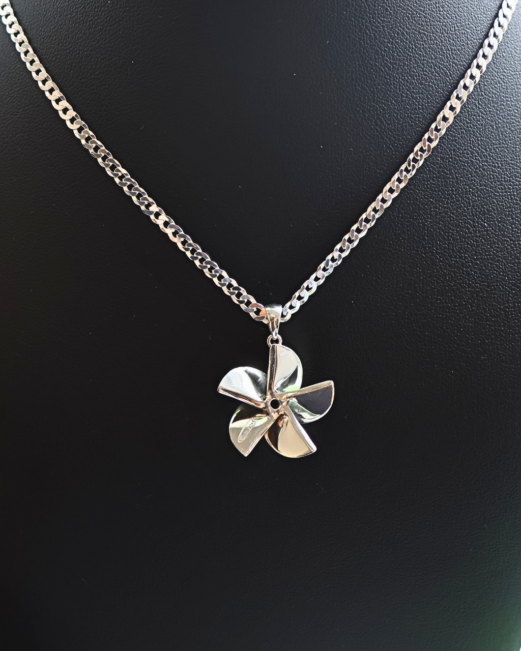 Men’s Medium Hering Propeller featuring a 20 inch chain