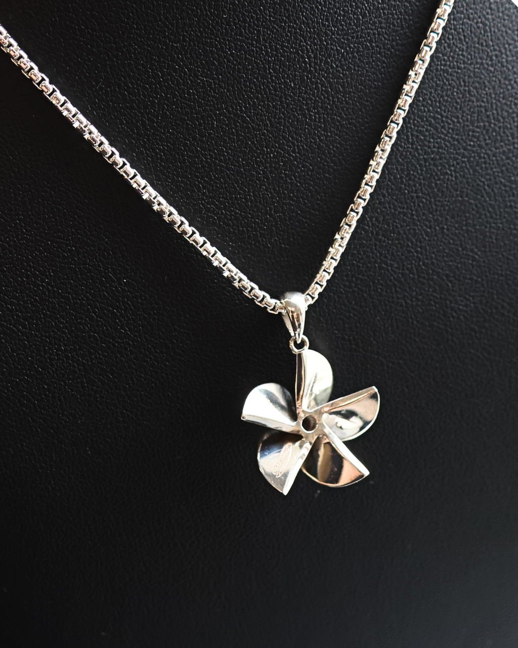 Mens Small Hering Propeller featuring a 20 inch chain