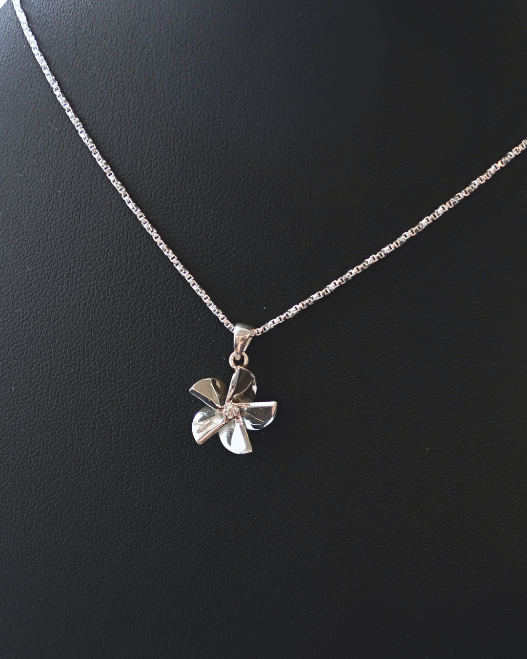 Petite Single Diamond Hering Propeller featuring an 18-inch chain
