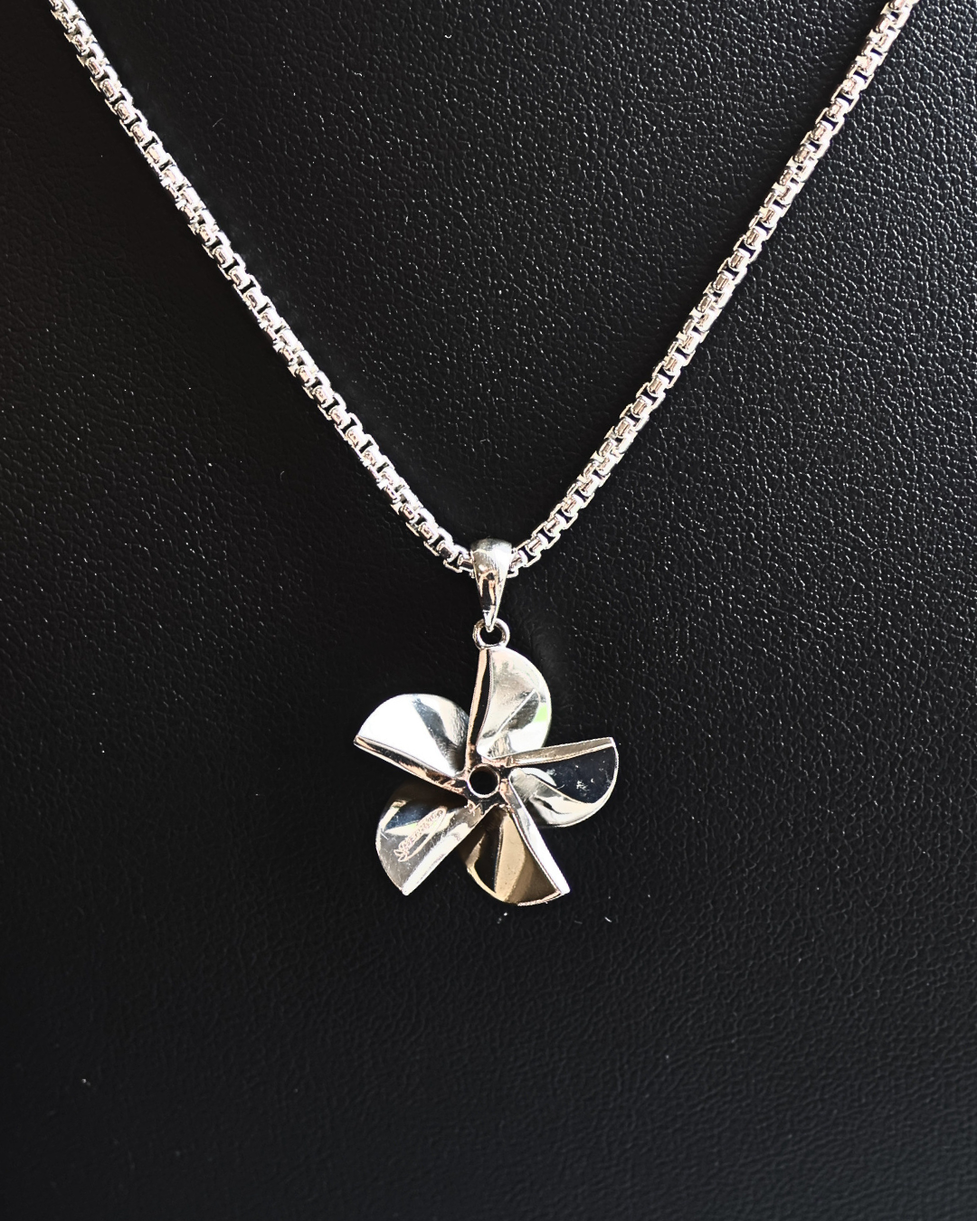 Mens Small Hering Propeller featuring a 20 inch chain