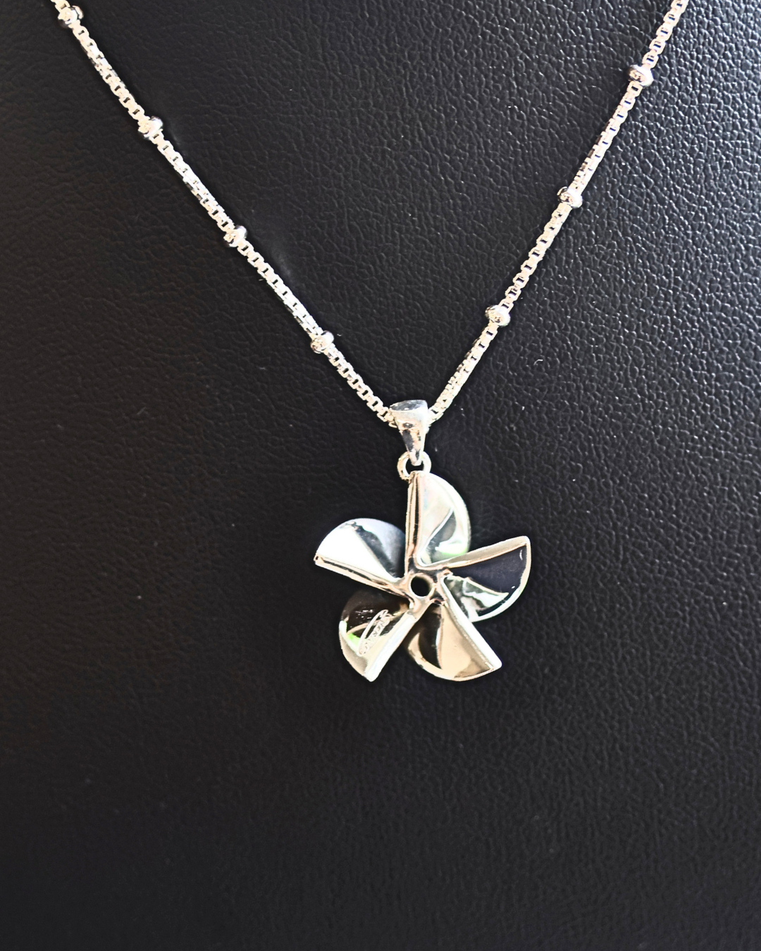 Small Hering Propeller featuring a 18 inch chain