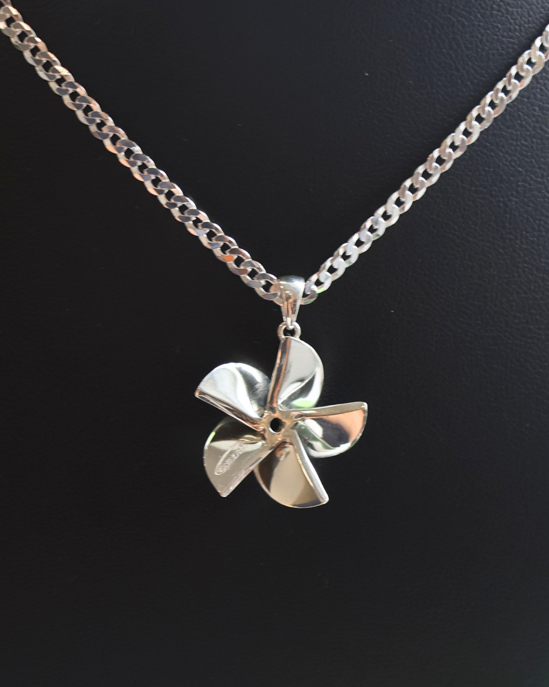 Men’s Medium Hering Propeller featuring a 20 inch chain