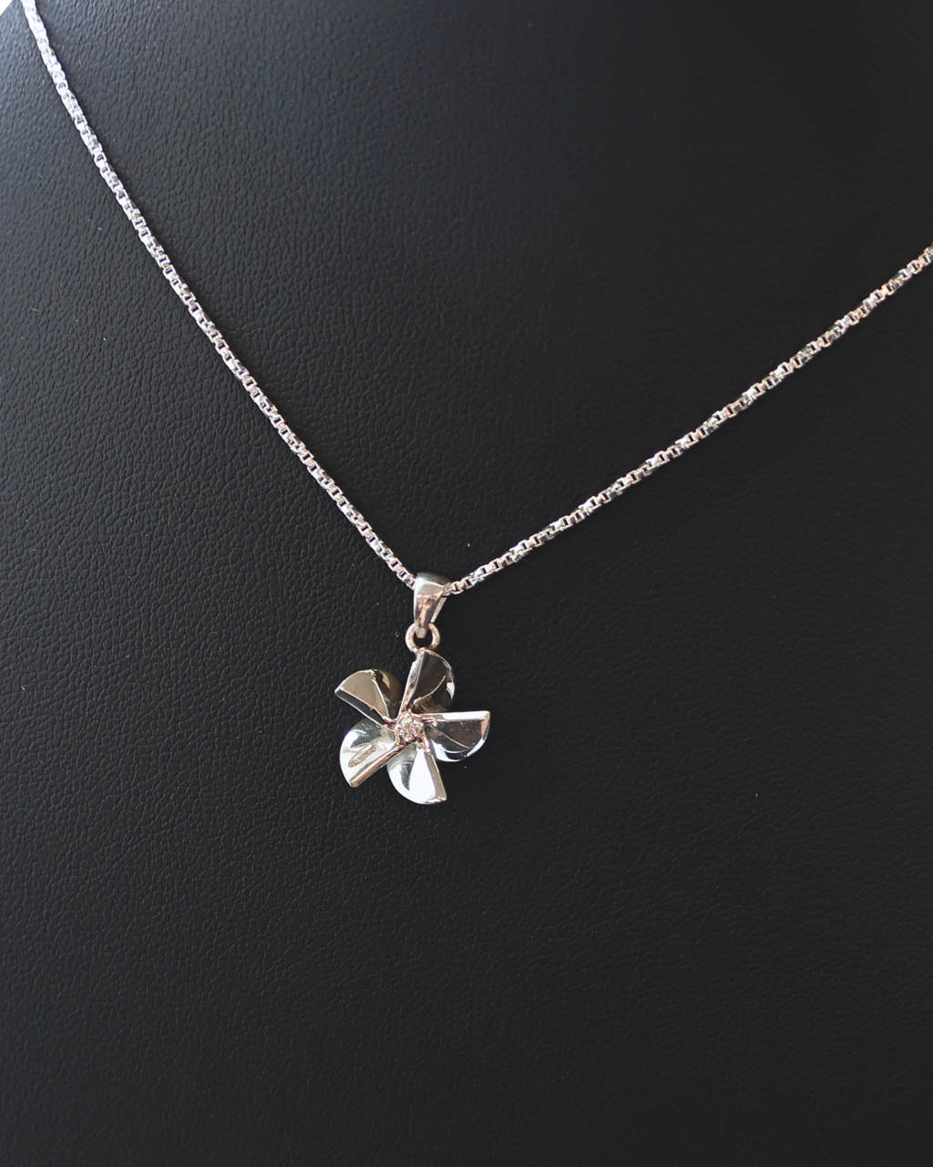 Petite Single Diamond Hering Propeller featuring an 16-inch chain