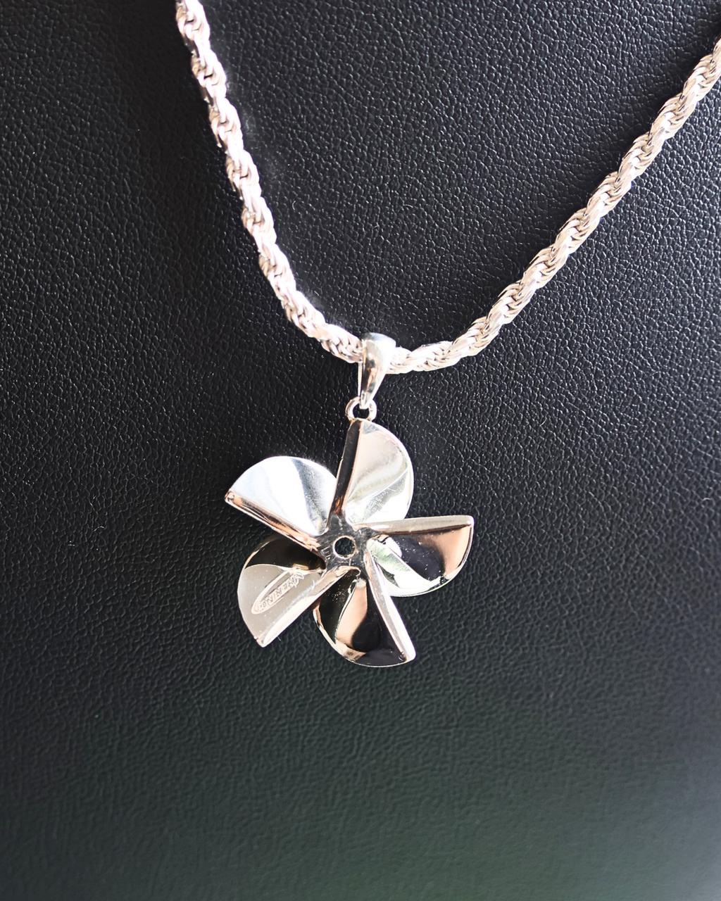 Men’s Medium Hering Propeller featuring a 18 inch chain