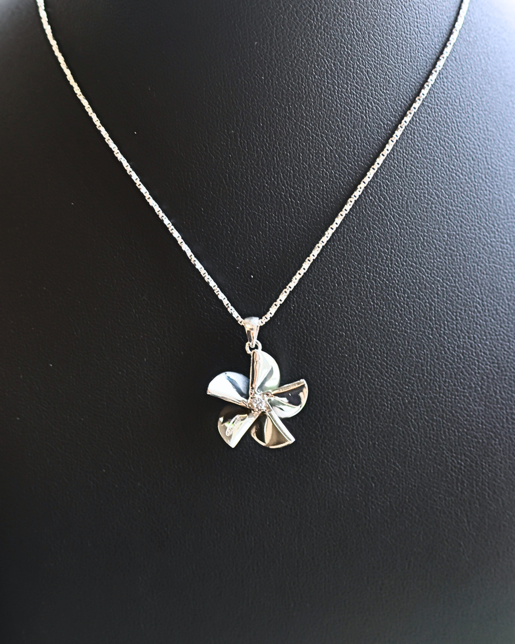 Small Single Diamond Hering Propeller featuring an 18-inch chain