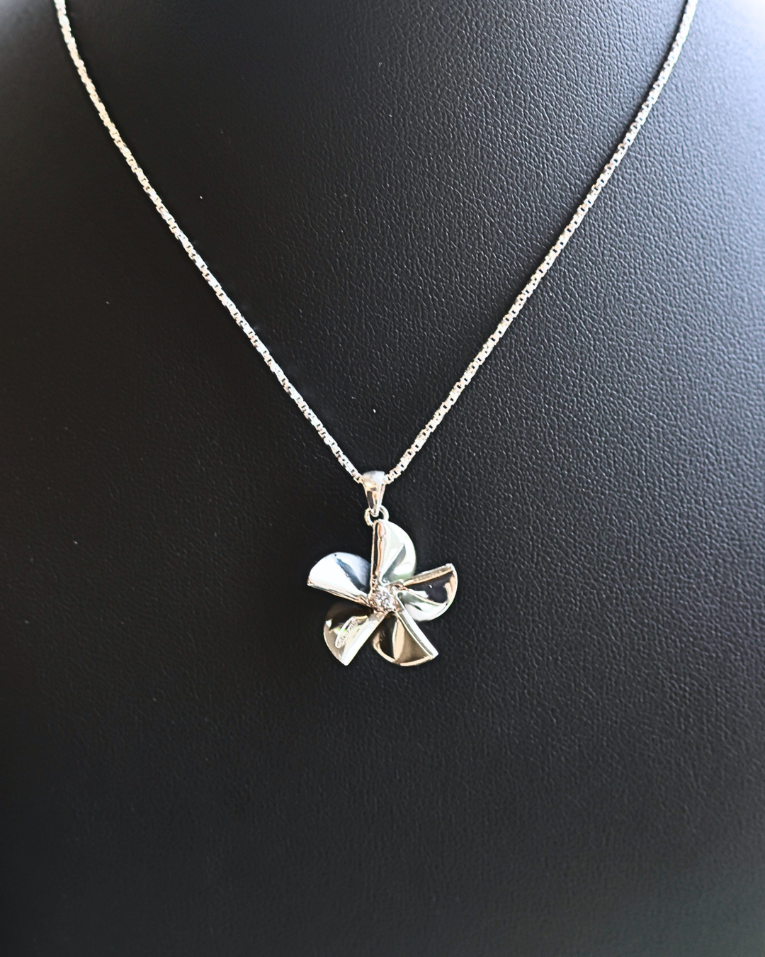 Small Single Diamond Hering Propeller featuring an 18-inch chain