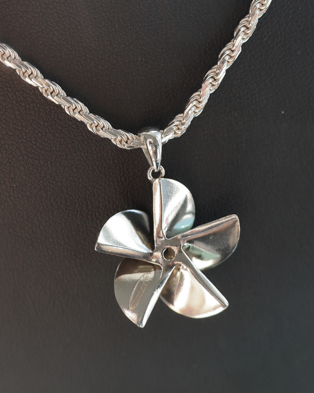 Men’s Large Hering Propeller featuring a 20 inch chain