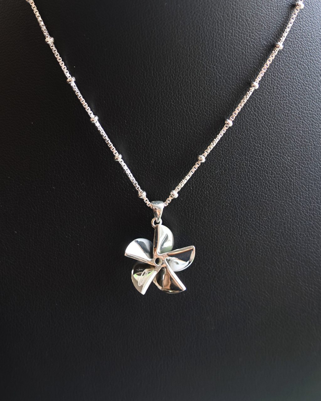Small Hering Propeller featuring a 18 inch chain
